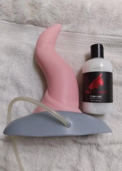 WTS Large Kona Dildo w suction cup, cumtube, and 8 oz cumlube. $150 - cashapp only